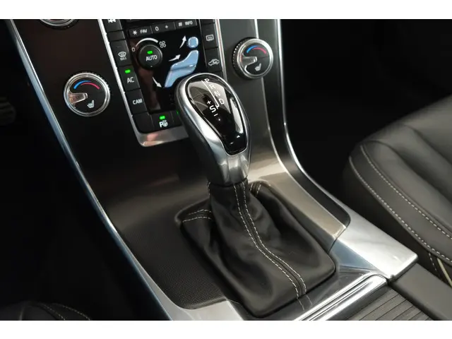 Volvo V60 2.0 T4 R-Design 2018 Benzine 27