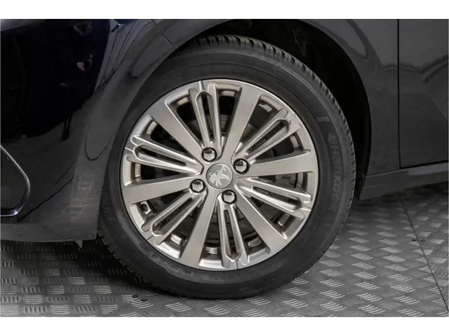 Peugeot 208 1.2 PureTech Signature 2019 Benzine 4