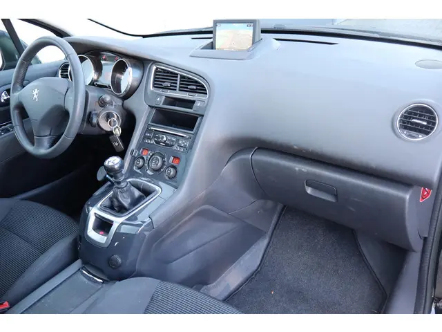 Peugeot 5008 1.6 HDi Active 5p. 2014 Diesel 10