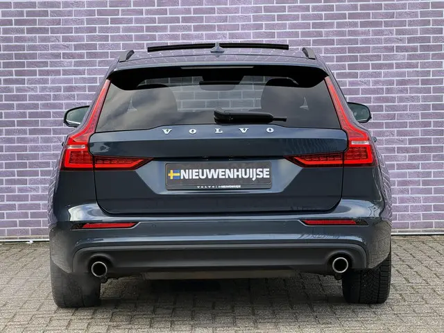 Volvo V60 2.0 B4 Momentum Business 2021 Benzine 15
