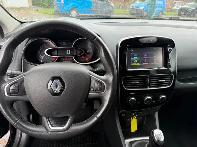 Renault Clio Estate 0.9 TCe Limited 2017 Benzine 17