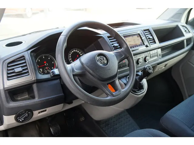 Volkswagen Transporter 2.0 TDI L2H1 Highline 2016 Diesel 3