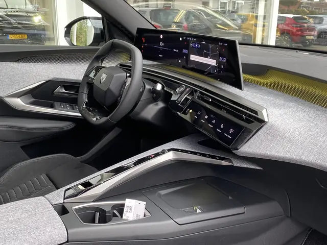 Peugeot 3008 Hybrid 136 GT 2025 Hybride Benzine 7