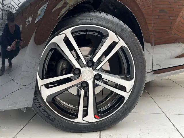 Peugeot 208 PureTech 110 GT-line 2017 Benzine 4