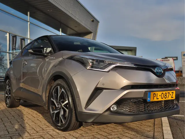 Toyota C-HR 1.8 Hybrid Bi-Tone Plus 2017 Hybride Benzine 6