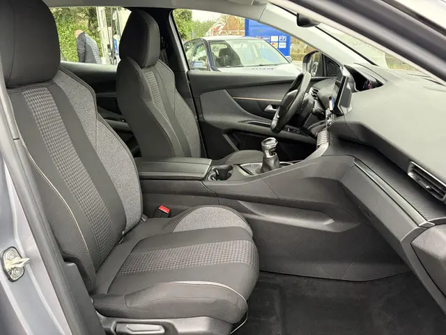 Peugeot 3008 1.2 PureTech Active Pack 2021 Benzine 19