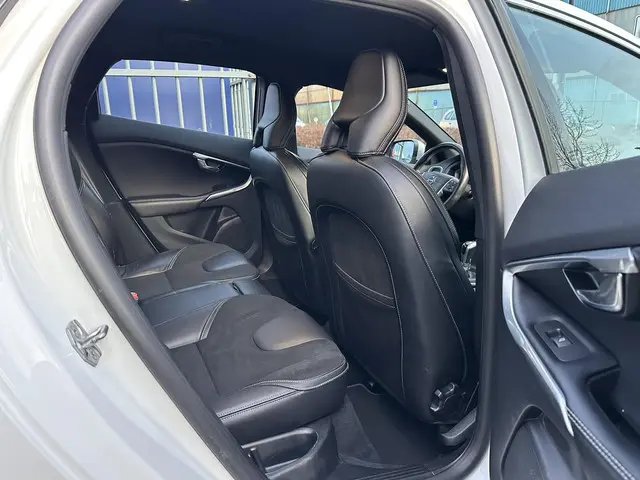 Volvo V40 2.0 T2 R-Design 2016 Benzine 26