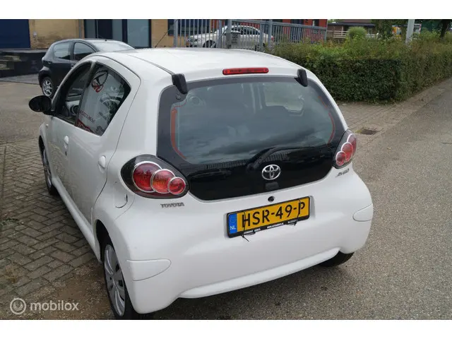 Toyota Aygo 1.0 VVT-i Comfort met Airco 2013 Benzine 9