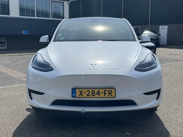 Tesla Model Y 2