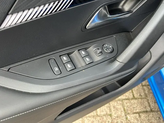 Peugeot 2008 1.2 Turbo 100PK Allure 2024 Benzine 27