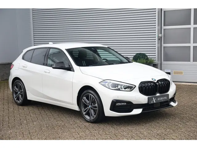 BMW 1 Serie 118i Executive Sportline Aut. 2021 Benzine 8