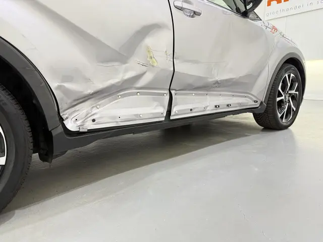 Toyota C-HR 1.8 Hybrid Bi-Tone Plus 2017 Hybride Benzine 26