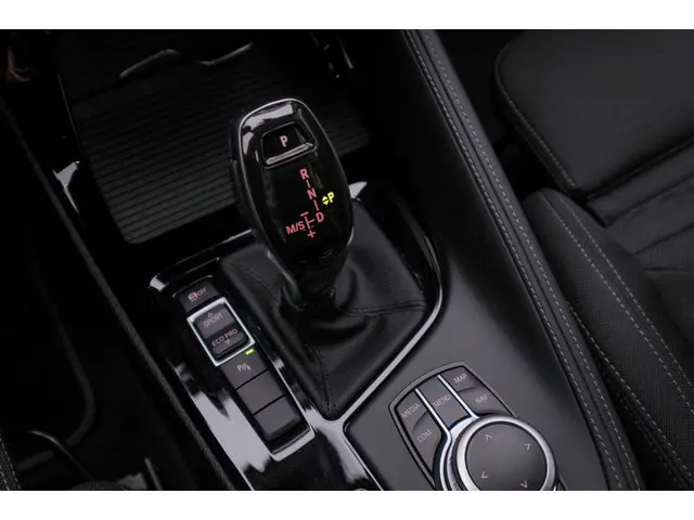 BMW X2 SDrive18i High Executive|Navi|Camera|18'' 2023 Benzine 25