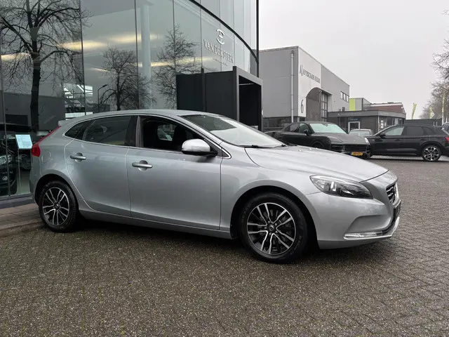 Volvo V40 1.6 T4 Momentum 2013 Benzine 17