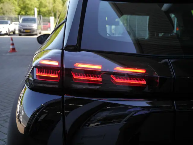 Peugeot 2008 1.2 Hybrid 145PK Style 2025 Hybride Benzine 36