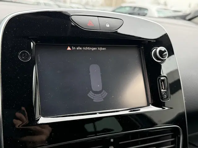 Renault Clio 0.9 TCe Limited 2017 Benzine 12