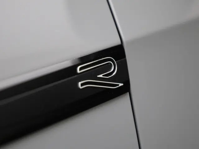 Volkswagen Golf 1.5 eTSI 130pk DSG R-Line 2024 Benzine 40