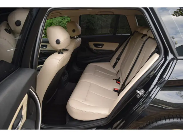 BMW 3 Serie Touring 328i High Executive 2013 Benzine 15