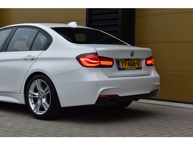 BMW 3 Serie 320i Executive 2018 Benzine 4