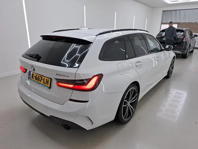 BMW 3 Serie TOURING 330e M-SPORT 2021 Hybride Benzine 3