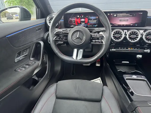 Mercedes-Benz A-Klasse 200 AMG Line 2024 Benzine 8