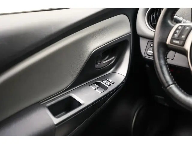 Toyota Yaris 1.3 VVT-i[5-Deurs Leder Navi] 2016 Benzine 19