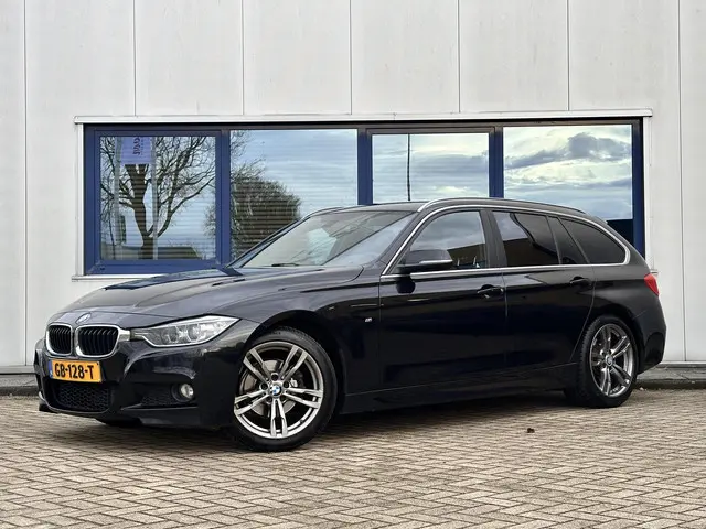 BMW 3 Serie Touring 320i High Executive 2015 Benzine 32
