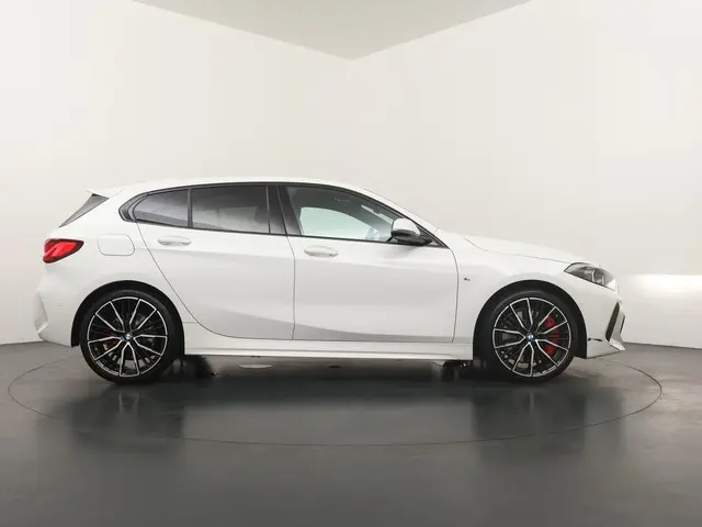 BMW 1 Serie 118i 2024 Benzine 8