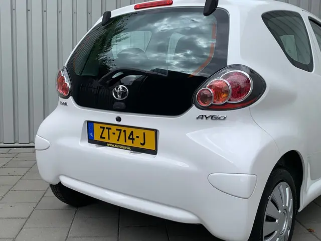 Toyota Aygo 1.0 VVT-i Now|Navigatie|Airco| 2014 Benzine 6