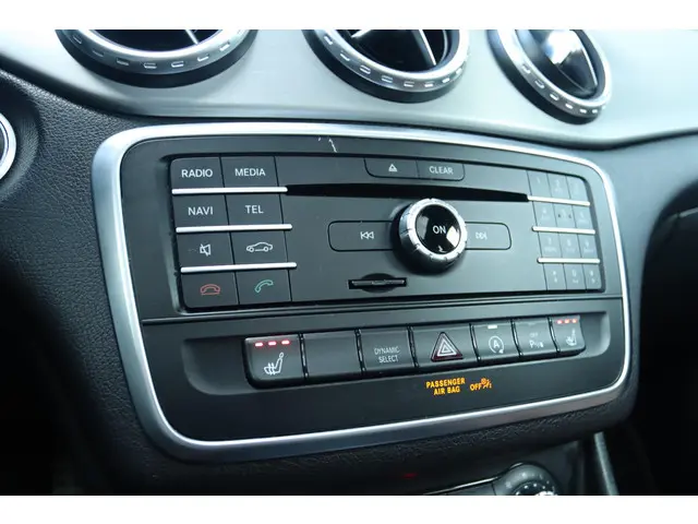 Mercedes-Benz GLA 200 PRESTIGE AUT. AMG 2016 Benzine 34