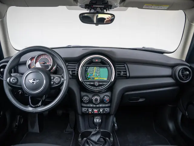 MINI 5-Deurs One 2019 Benzine 9