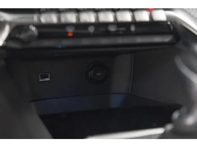 Peugeot 3008 PureTech 130 Allure 2021 Benzine 44