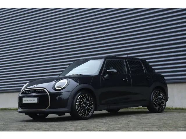 MINI 5-Deurs Cooper C 2024 Benzine 32