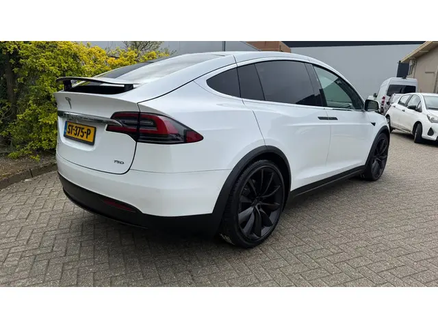 Tesla Model X 3