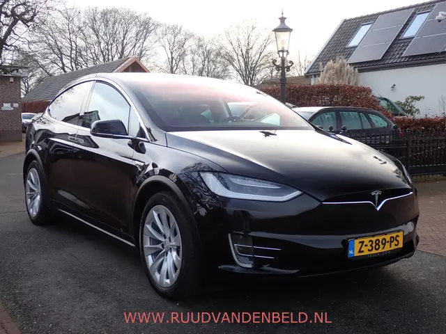 Tesla Model X 3