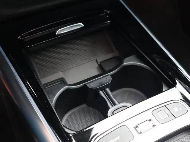 Mercedes-Benz B-Klasse 180 AMG Line 2025 Benzine 34