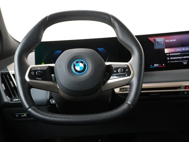 BMW iX 2