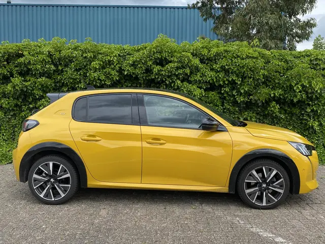 Peugeot 208 1.2T 130pk Automaat GT 2021 Benzine 4