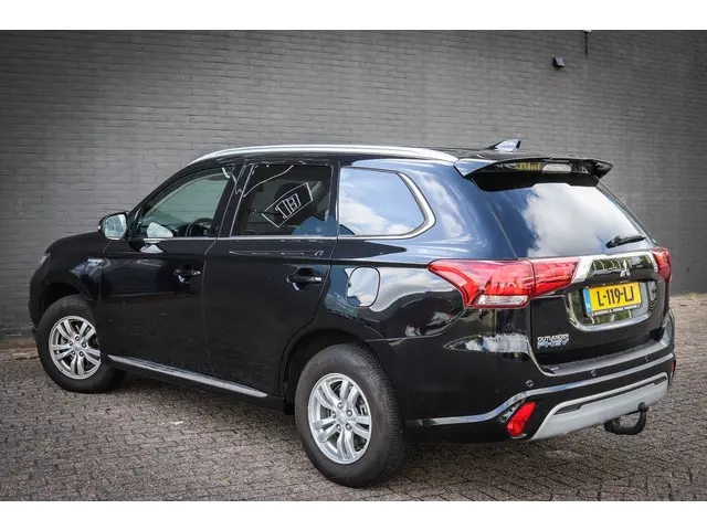 Mitsubishi Outlander 2.4 PHEV Pure 2021 Hybride Benzine 2