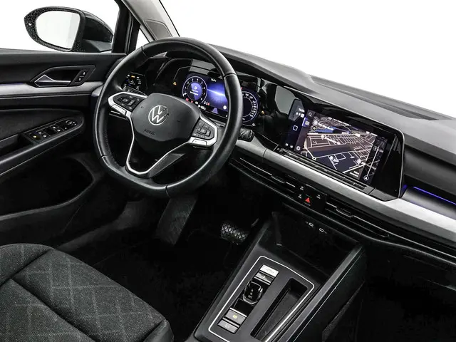 Volkswagen Golf 1.0 eTSI 110pk DSG Life 2024 Benzine 28