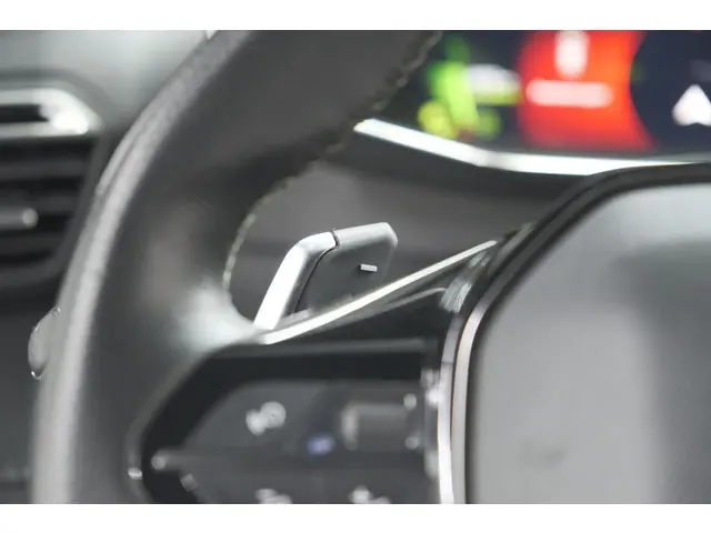 Peugeot 208 PureTech 130 EAT8 GT-Line 2020 Benzine 33