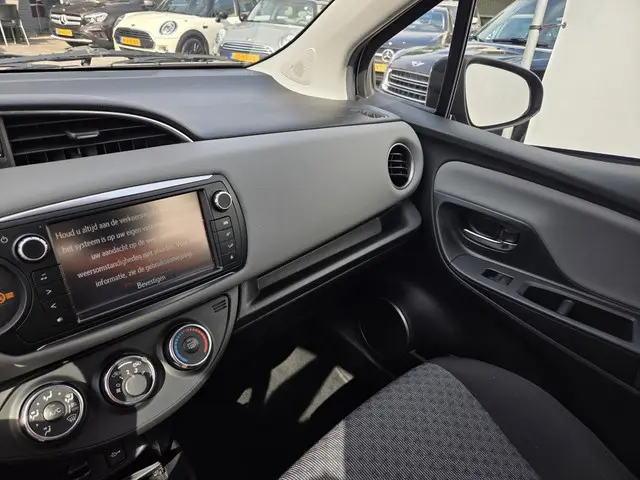 Toyota Yaris 1.0 VVT-i Aspiration 2015 Benzine 15