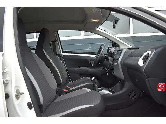 Toyota Aygo 1.0 VVT-i x-play limited 2019 Benzine 15