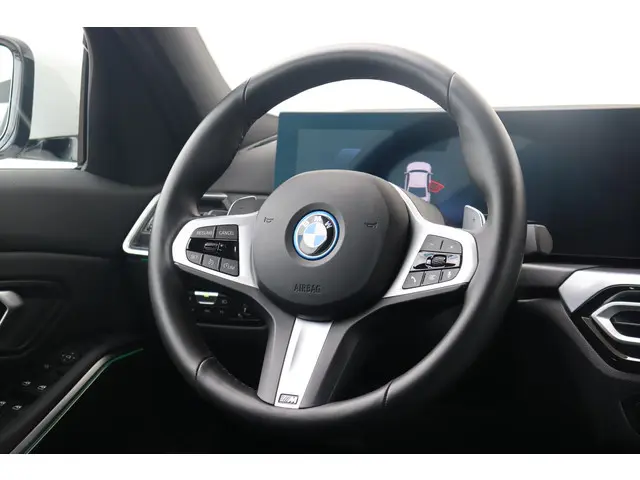 BMW 3 Serie 330e 2024 Hybride Benzine 18