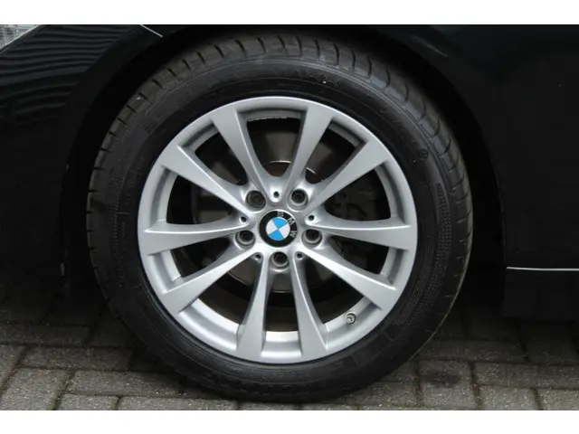 BMW 3 Serie Touring 320i High Executive 2017 Benzine 12