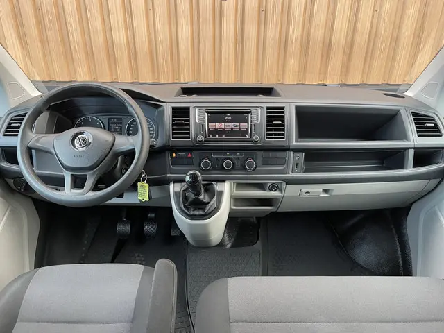 Volkswagen Transporter 2.0 TDI L2H1 DC 2017 Diesel 9