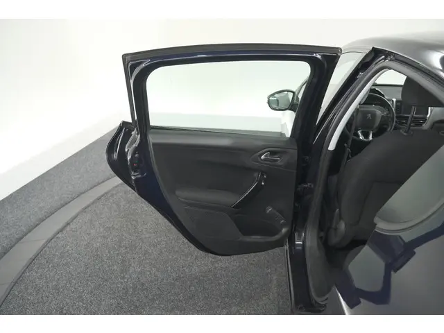 Peugeot 208 PureTech 82 Signature 2019 Benzine 63