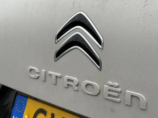 Citroën C4 Cactus 1.2 e-VTi Shine 2015 Benzine 34