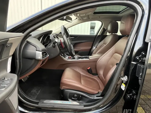 Jaguar XE 2.0 Portfolio 2015 Benzine 18