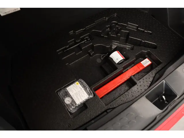 Toyota C-HR 1.8 Hybrid Dynamic, 2023 Hybride Benzine 36